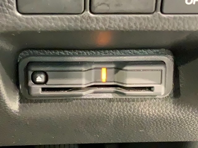 いまや快適なカーライフに欠かせないETCが付いています。