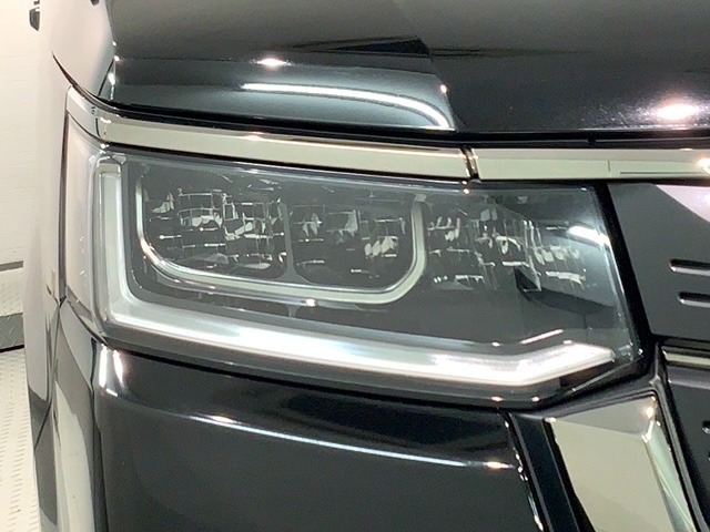 LEDヘッドライトは、点灯の瞬間から最大光量を発揮し、突然暗くなるトンネルなどでの安定感を高めます。