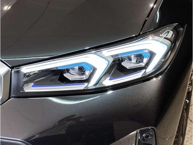 【LEDヘッドライト】先進のLEDテクノロジーを採用。放射される白色光の周波特性は太陽光に近く、バイキセノン・ヘッドライトを上回るコントラストで更に明るく輝きます！