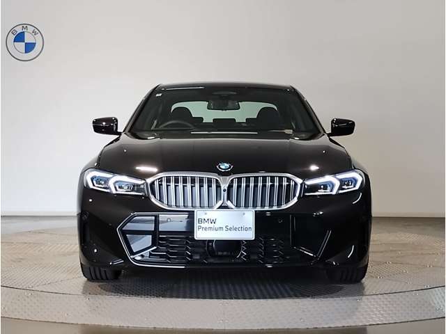 【キドニーグリル】BMWは約90年もの間、ほぼ全ての車両にひと目でBMWだと分かるこの特徴的なフロントグリルが備えられ、デザイン・アイコンとして親しまれてきました。