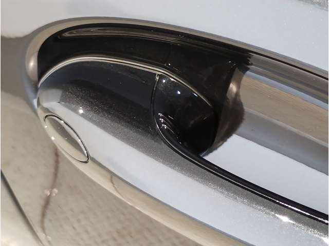 【ボディコーティングで新車時の輝きを】ご納車前にボディを磨き上げ下地処理を行った上で、コーティングを施工します。軽微な小傷も無くなりより新車時の輝きに近い状態でお届けできます。ぜひご用命下さい！