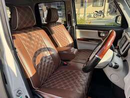 運転席側の写真です。運転席側面、シートの状態をご確認下さい。