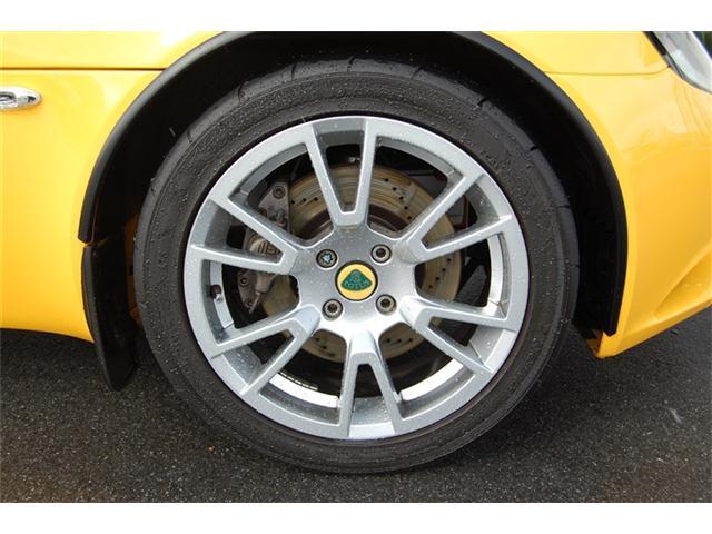 『輸入車ならではの卓越した走りを支えるホイールと足回りです！日本車の走りに慣れている方にもぜひ体感して頂きたい程高いレベルでまとまっています！』