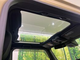【ガラスルーフ】ガラスルーフ搭載で車内の解放感が一気にアップ！開放的なドライブをお楽しみいただけます。
