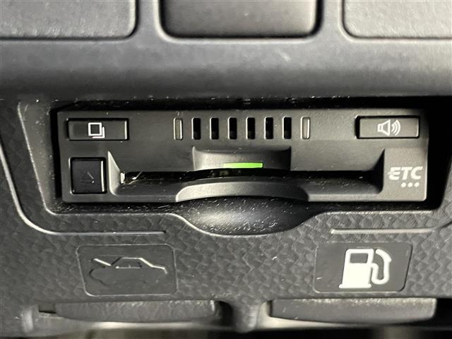 【ETC】有料道路の乗り降り時に停車することなくスマートに乗り入れが可能になったり、割引を受けることができる嬉しい装備です。