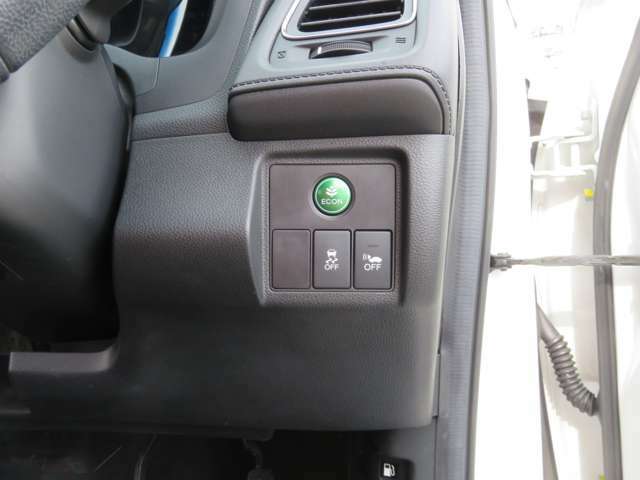 スマートキーなので、車の鍵をカバンや身に付けていればエンジン始動できます。E-CONモード搭載なので省燃費をサポートしますよ。車内の匂いも気になると思いますが、主観的な要素なので来店してご確認下さい。