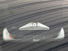 【プリクラッシュセーフティ】前方の車両等を検知し、衝突しそうな時は警報で注意を促し、ブレーキを踏む力をサポート。ブレーキを踏めなかった場合は衝突被害軽減ブレーキが作動、衝突回避をサポートします。