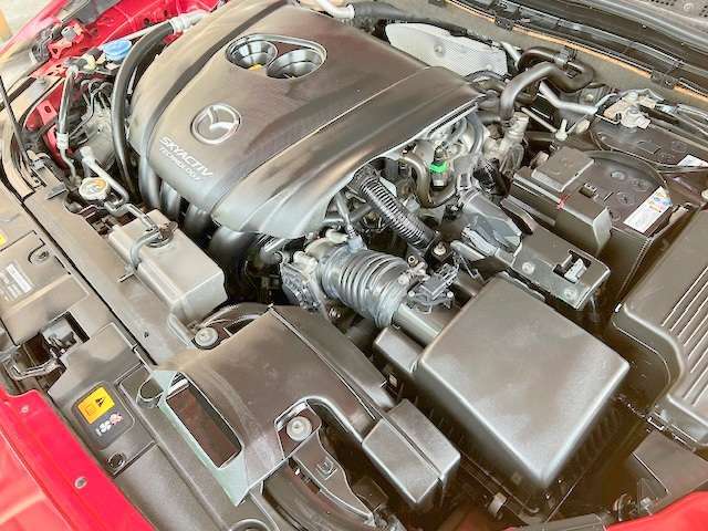 エンジンルームの状態もキレイで機関も良好です！当社では仕入時に90ヵ所以上の点検項目の確認や試乗も実施してます！問題のない車両を店頭にて販売しております！