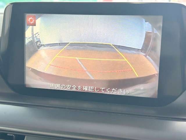 バックカメラがついて後方確認が簡単にできます！苦手としている車庫入れ等も安心して出来ますね！凄く需要の高い装備ですので、最初から付いていれば言う事なしですよね！？