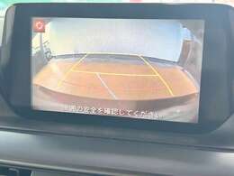 バックカメラがついて後方確認が簡単にできます！苦手としている車庫入れ等も安心して出来ますね！凄く需要の高い装備ですので、最初から付いていれば言う事なしですよね！？