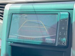 【バックカメラ】駐車時に後方がリアルタイム映像で確認できます。大型商業施設や立体駐車場での駐車時や、夜間のバック時に大活躍！運転スキルに関わらず、今や必須となった装備のひとつです！