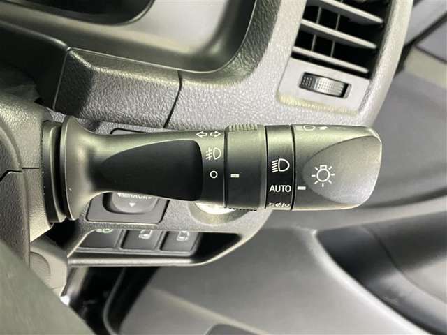 夕暮れ時、ライト点灯を忘れてしまいますよね。オートライトなら、暗くなってきたら、自動的にライトオンされ、安全走行に貢献してくれます。