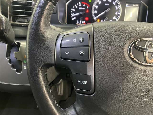 運転中、オーディオの操作をしてて、ハッとしたことはありませんか？ステアリングスイッチは、運転中でもハンドルでオーディオの操作が可能です。安全なドライブをサポートします。