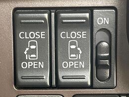 【両側パワースライドドア】スマートキーや運転席のスイッチで後席両側スライドドアの開閉が可能♪電動だから力を入れてドアを開ける必要が無く、小さなお子様でも簡単に開け閉めでき快適です♪