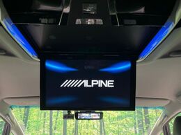 【フリップダウンモニター】大画面モニターで後席でもエンタメをお楽しみいただけます。小さなお子様にも大人気の装備です♪