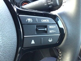 【アダプティブ・クルーズ・コントロール】予め設定した車速内でクルマが自動的に加減速。 前走車との適切な車間距離を維持しながら追従走行し、高速道路でのドライバーの疲労を軽減してくれる嬉しい機能付♪