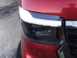 【LEDヘッドライト】大光量で夜道や雨の日の安心感を高めるLEDヘッドライト。周囲の明るさに応じて自動点灯・消灯/ライトの消し忘れも防げるオートライトコントロール付！