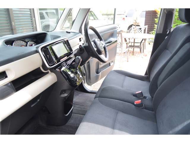 オートエアコンですので、車内の温度を快適に保つことができます。