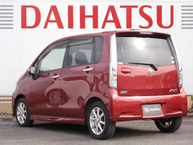 自社中古車専用板金工場で仕上げ済みの展示車を多数取り揃えています。