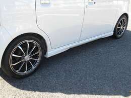 テイン製のダウンサスでローダウンしました。程よくダウンされ、社外の16インチアルミで足元がお洒落に決まっています！有名メーカサスで乗り心地も悪くありません。タイヤの残量もあります。