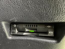【ETC】有料道路を利用する際に料金所で停止することなく通過できる、ETC車載器（ノンストップ自動料金収受システム機器）が装備されています。セットアップを行うことで利用可能になります。
