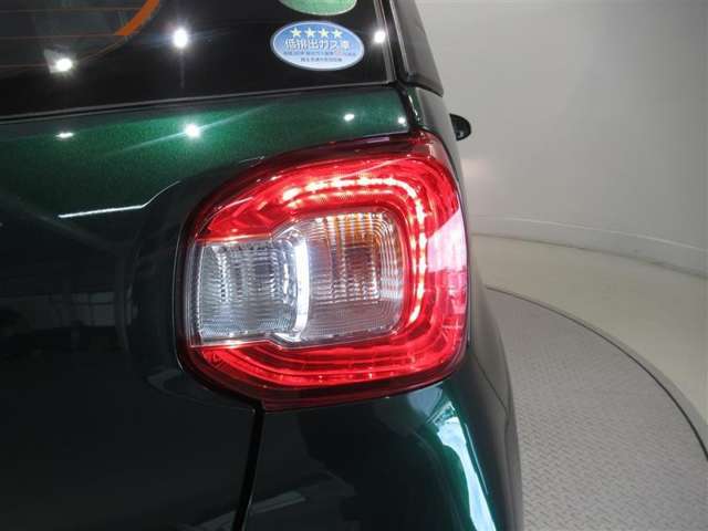 テールライトです。省電力、高輝度のLEDは明るく照らすので夜間運転時の視認性を高めます。スタイリッシュな見た目で細かいところもこだわりたいあなたに！