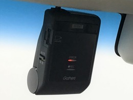 もしもの衝突の時、あなたの走行状態をしっかりと記録するドライブレコーダーも付いているので、万が一の時にも安心です。