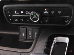 オートエアコンは温度を設定すれば自動で快適な状態をキープしてくれるので運転中の温度操作が減り安全面でも安心ですね。