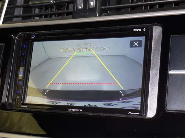 バックモニターも装備しております。バックギアに入れるとナビ画面に車の後方が映し出されます。これで後方確認も安心！