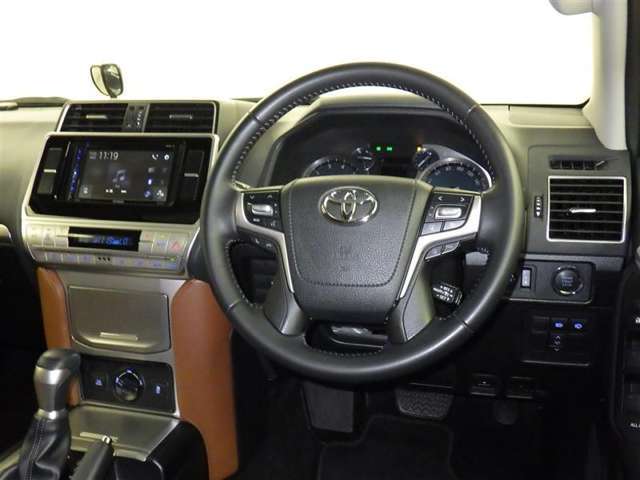 運転の際、常に目にする部分だけにシックで飽きのこないデザインが良いですね。