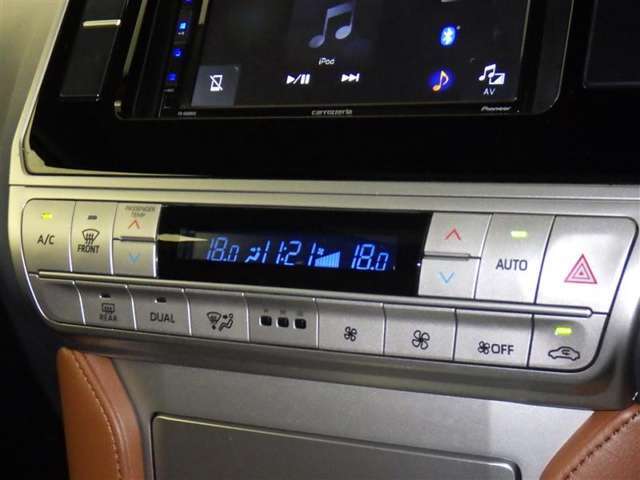 運転席・助手席・独立型オートエアコン。運転手とパートナー別々の温度設定が出来快適なドライブが楽しめます！！