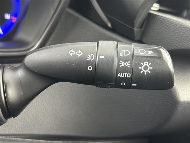 【オートライト（AUTO）】外の明るさをシステムが感知して、自動でヘッドライトが点灯します！ヘッドライトをつけ忘れを防ぐ便利機能です。
