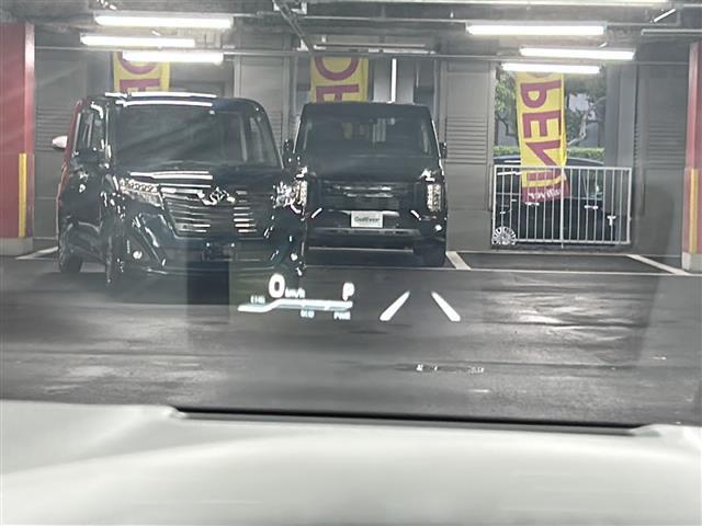【ヘッドアップディスプレイ（HUD）】フロントウインドウガラスに走行情報を投影します。運転中の目線と重なるように表示されるので、少ない視線移動で速度が確認できるので、 ドライビングに集中できます！
