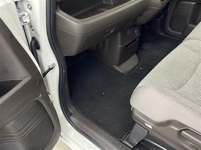 【運転席】座り心地が良いシートなので長時間の運転でも快適にお過ごしいただけます。新品のフロアマットのご注文も可能です。掲載箇所以外にご希望の写真がございましたらお気軽にお問い合わせ下さい。