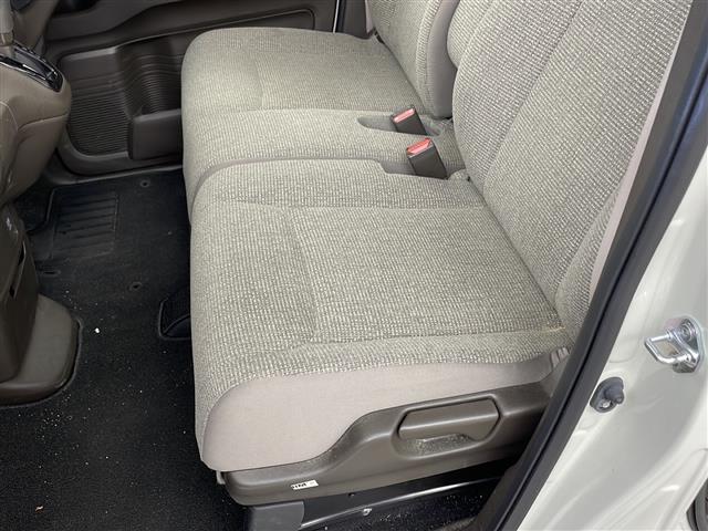 【後部座席】大人が座っても余裕のある広さです！！頭上や足元のスペースも広く取ってあります！
