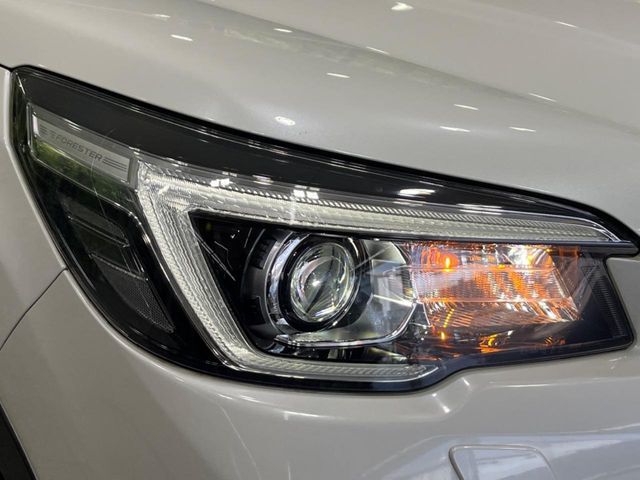【LEDヘッドライト】悪天候や夜間走行時も良好な視界を確保し安心して運転できる高輝度LEDヘッドライトを装備！点灯速度が早く、消費電力も抑えられています。