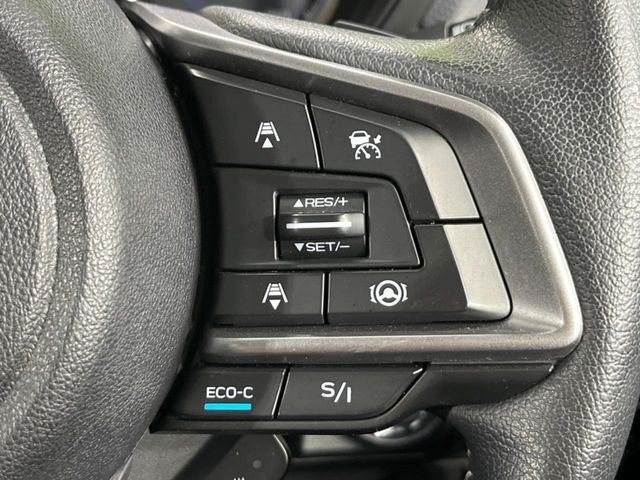 【全車速追従機能付クルーズコントロール】高速道路での長距離走行が楽に！！自動で速度を保つクルーズコントロールが、衝突軽減システムと連携し、前方の車両を感知して車間を保つように速度調節してくれます！！
