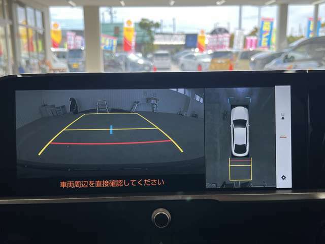 雨が降ってもゆったりと車選びができる屋内展示場完備！じっくりご覧になれます☆