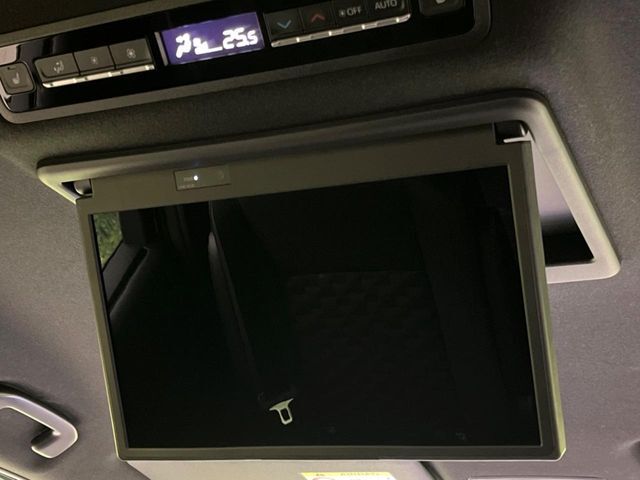 【フリップダウンモニター】大画面モニターで後席でもエンタメをお楽しみいただけます。小さなお子様にも大人気の装備です♪