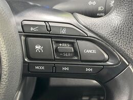 【レーダークルーズコントロール】高速道路での長距離走行が楽に！！自動で速度を保つクルーズコントロールが、衝突軽減システムと連携し、前方の車両を感知して車間を保つように速度調節してくれます！！