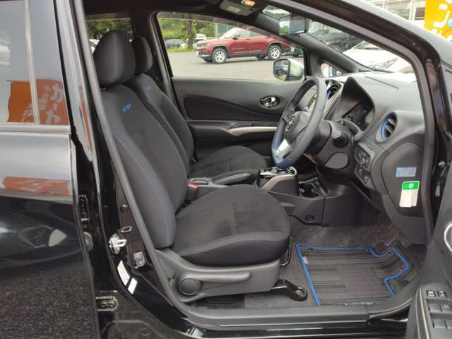 シックなデザインの運転席です。