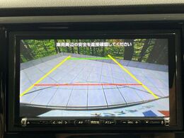【バックカメラ】駐車時に後方がリアルタイム映像で確認できます。大型商業施設や立体駐車場での駐車時や、夜間のバック時に大活躍！運転スキルに関わらず、今や必須となった装備のひとつです！