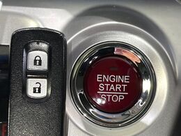 【Hondaスマートキー】カバンやポケットに入れたままでもドアの施錠・解錠が可能なスマートキーを装備。エンジンのオン・オフ時もカギを取り出す必要が無いからとっても便利です♪