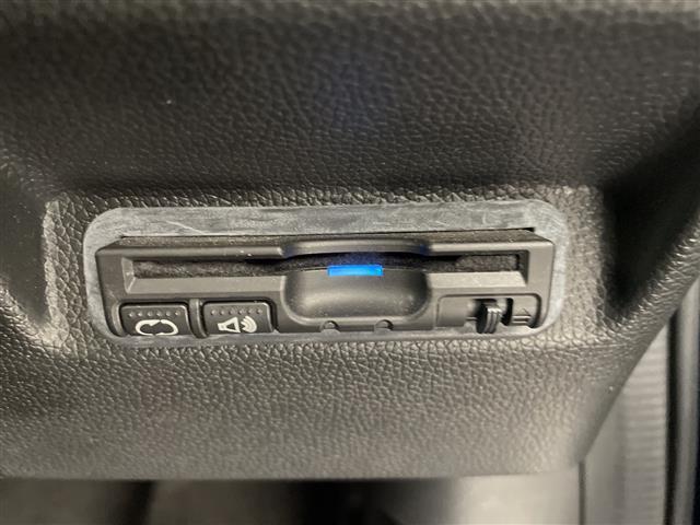 【ETC】有料道路を利用する際に料金所で停止することなく通過できる、ETC車載器（ノンストップ自動料金収受システム機器）が装備されています。セットアップを行うことで利用可能になります。