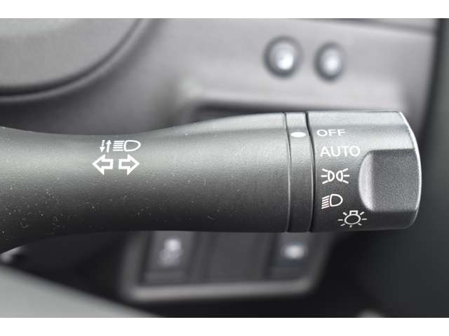 オートライトで周辺の明るさを検知して自動で点灯・消灯してくれます。