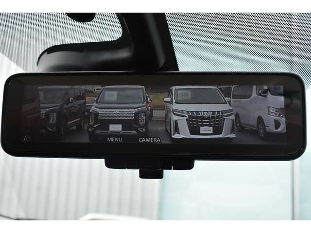 インテリジェントルームミラー搭載で、車の後方に設置されたカメラ映像を映し出してシートバックやヘッドレスト、同乗者に視界が遮られることがなく視認性が非常に良いです
