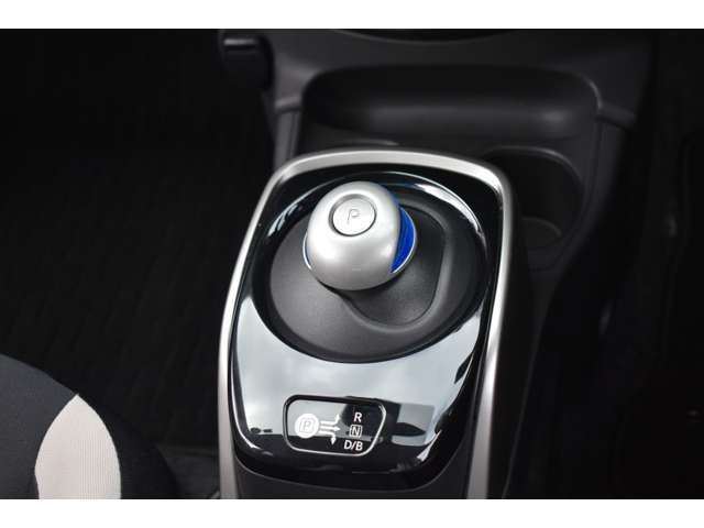 前後の動きだけで簡単に操作できる先進的なデザインの電制シフト。扱いやすく、手に馴染みやすい設計となっています