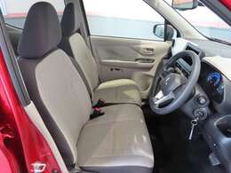 大きなベンチシートで足元もヒロビロ■大型シートで座り心地は快適♪中央にはアームレストが付いてゆったりドライブ♪　シートヒーター（運転席＆助手席）装備(*^-^*)