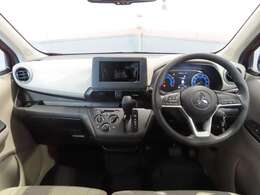 シフトレバーをダッシュパネルセンターに装備。運転席、助手席の足元すっきり！