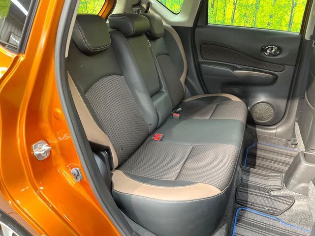 後部座席も気になるようなキズ・汚れやへたり等、大きなダメージはなく、良好な状態です。